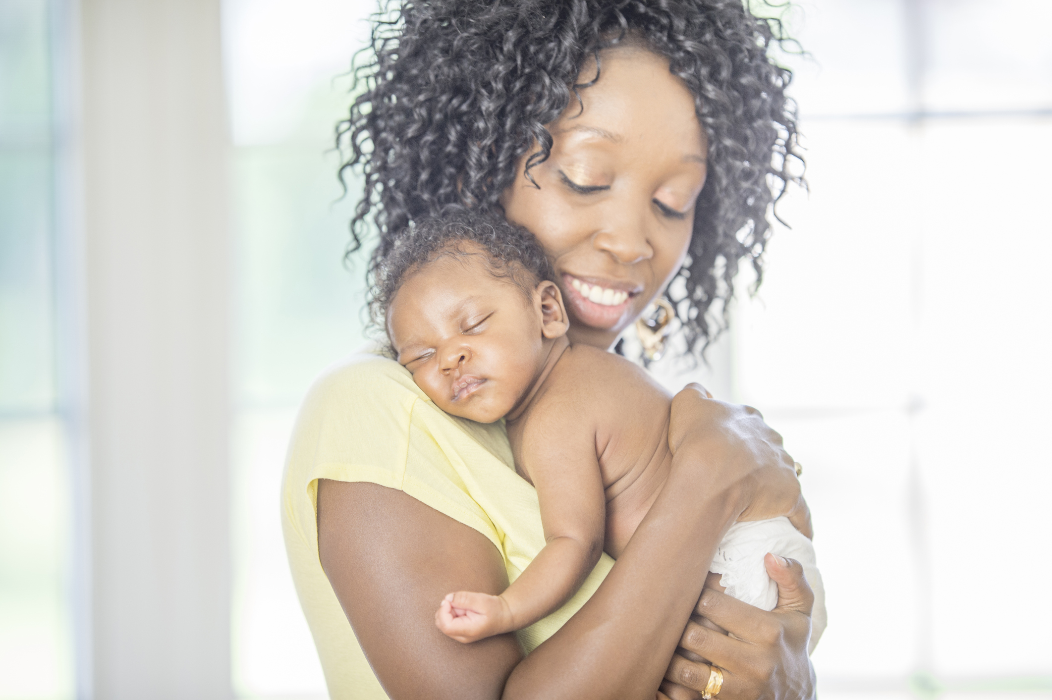 Une femme tient un bébé