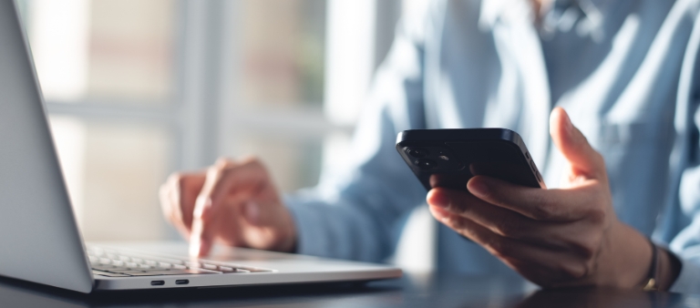 Femme tapant sur son téléphone portable